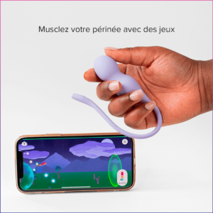 Main tenant la sonde périnéale Perifit Care+ pendant le jeu interactif du lotus sur l'application mobile